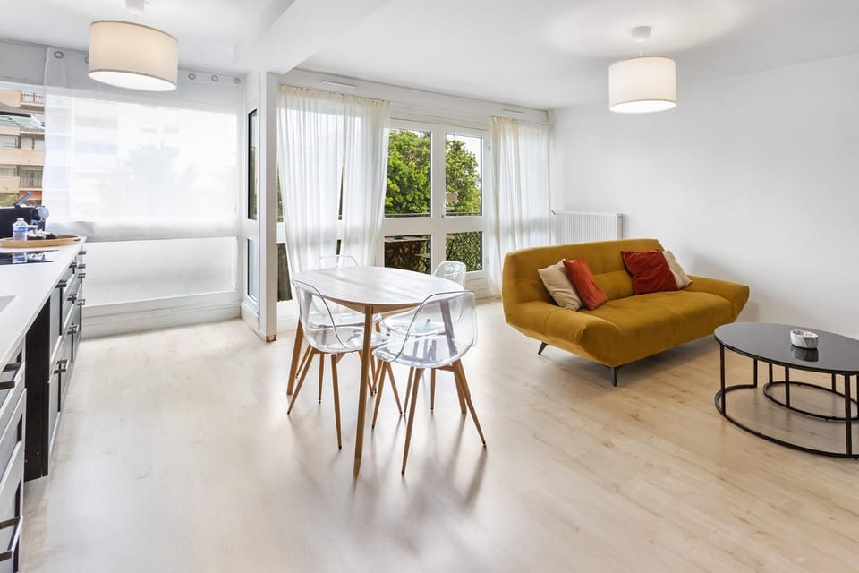Living room, Seating area, Dining area, stove