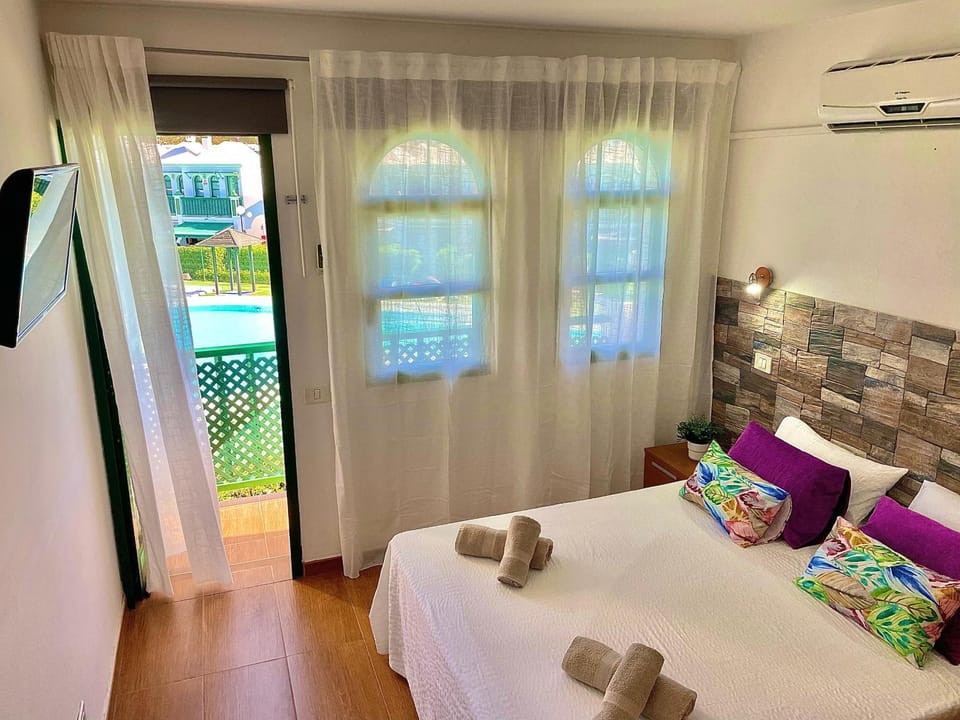 Bed, TV and multimedia, Photo of the whole room, Bedroom, towels, air conditioner
