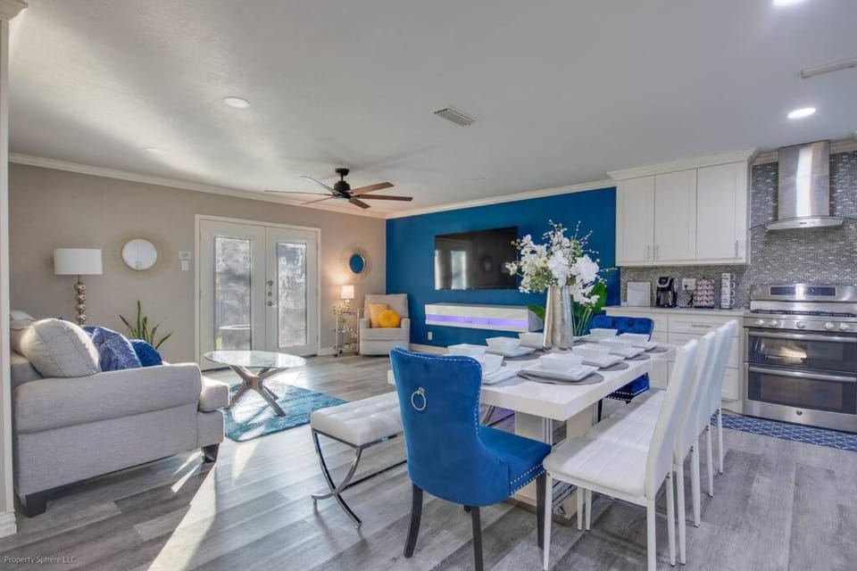Kitchen or kitchenette, Living room, Seating area, Dining area, fireplace, pet friendly, stove