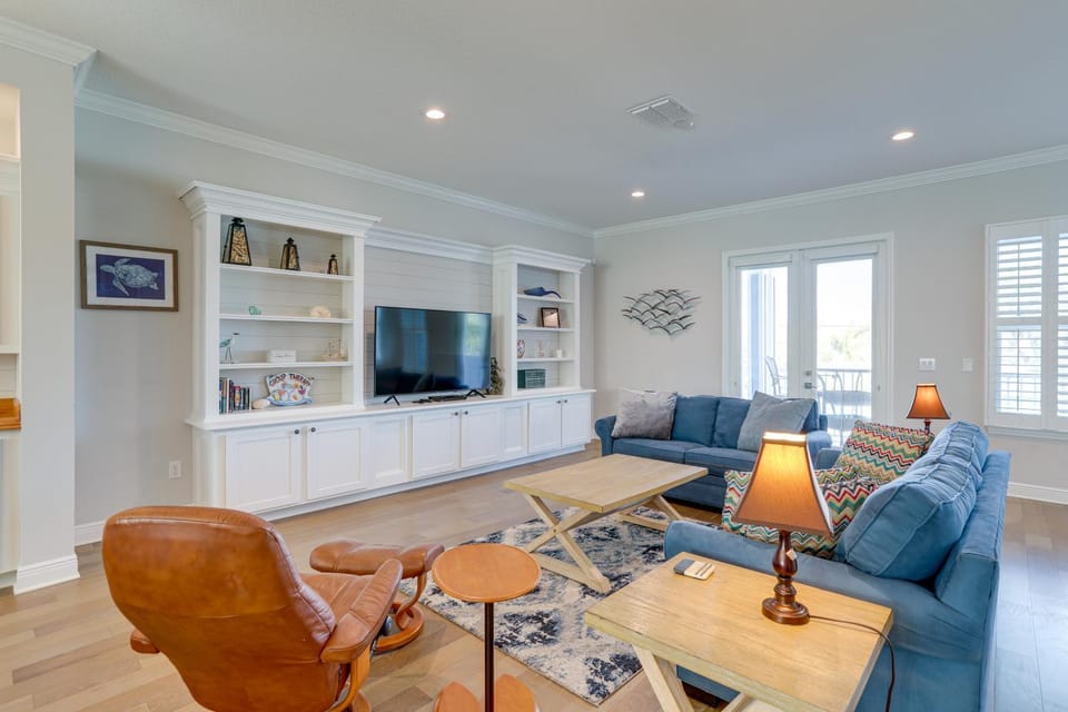 Steps to Shore: Modern Redington Beach Townhome House in North Redington Beach