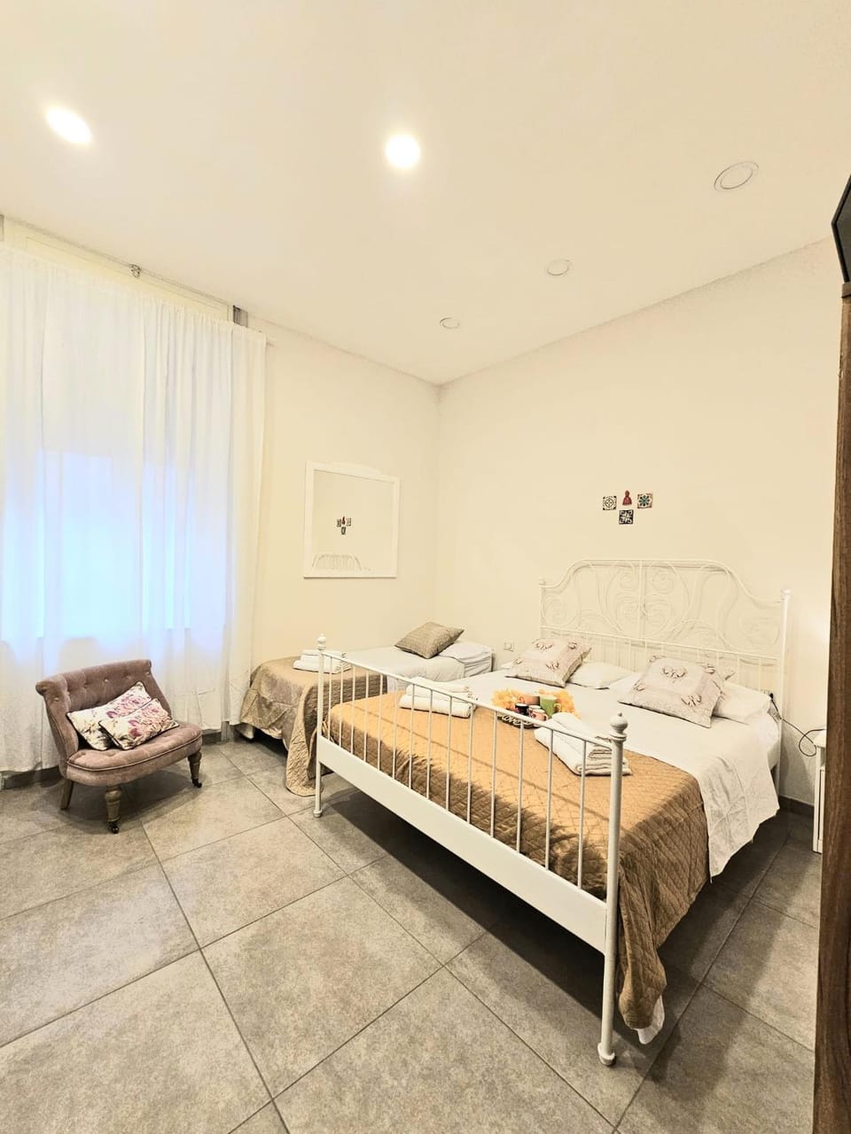 Bed, Bedroom, towels