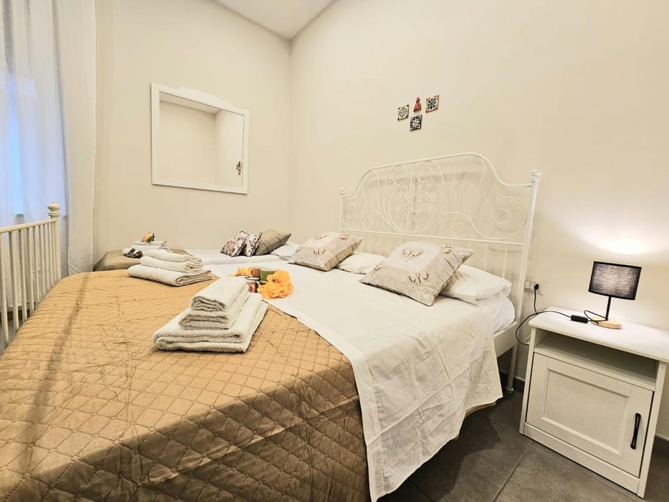 Bed, Bedroom, towels