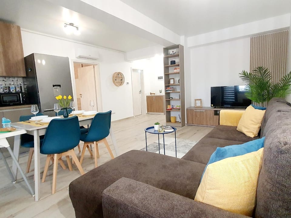 Communal lounge/ TV room, Living room, Dining area