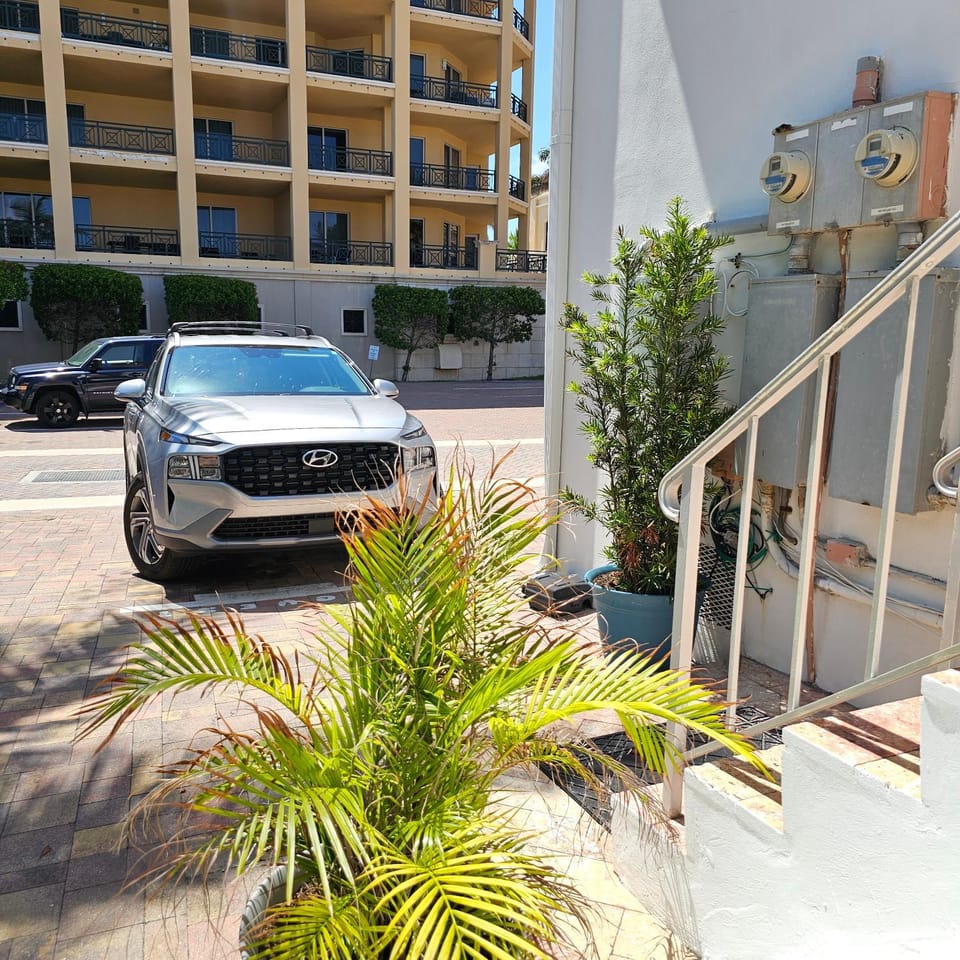 Magical Beachfront King Escape House in Hollywood Beach