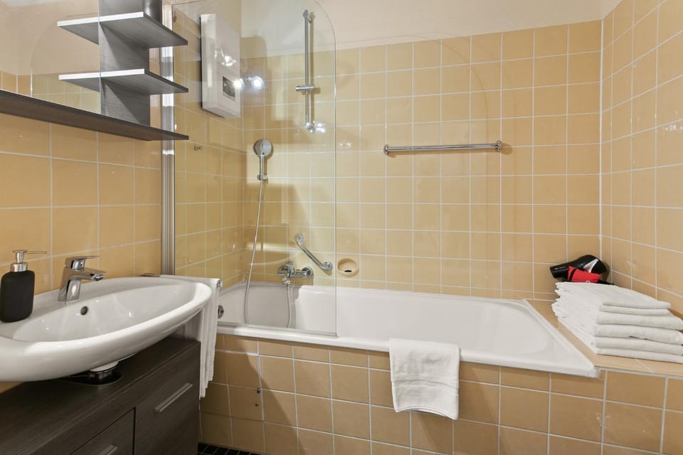 Shower, Toilet, Bathroom, Bath, towels, towels