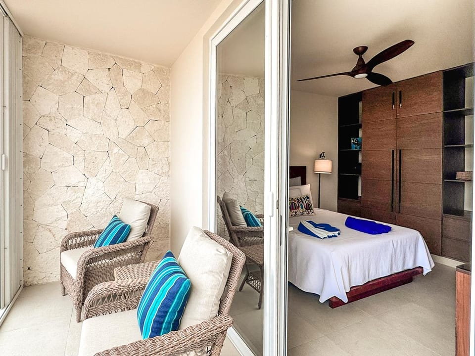 Bed, View (from property/room), Balcony/Terrace, Photo of the whole room, Seating area, Bedroom, Sea view, air conditioner
