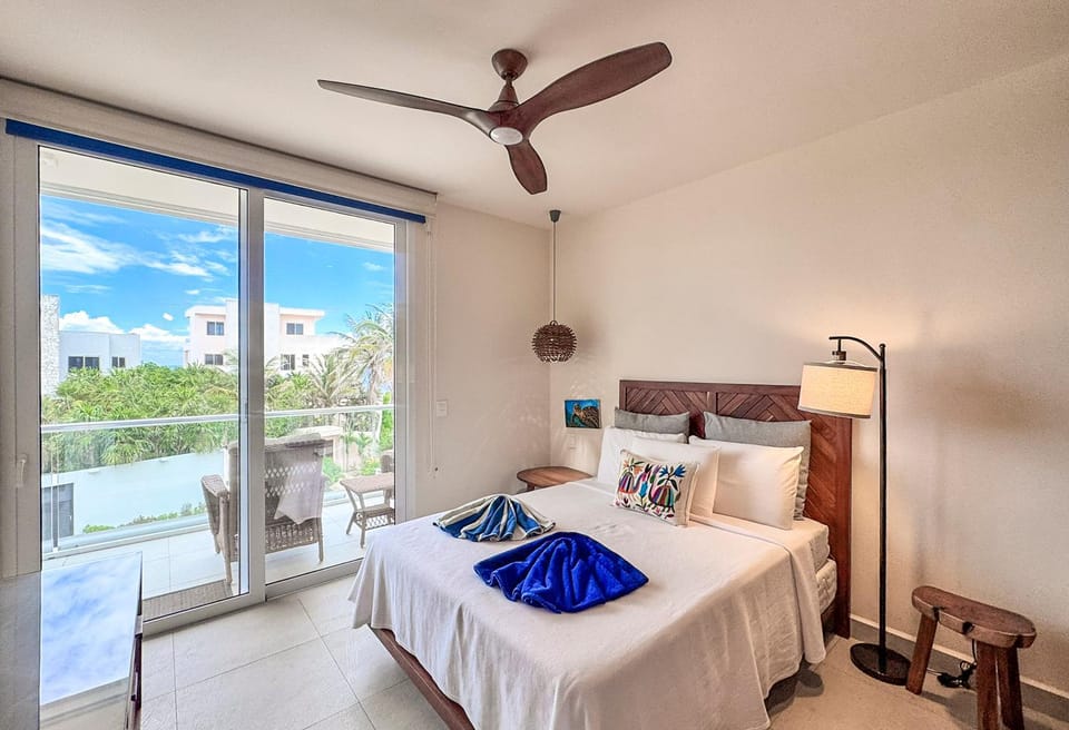 Bed, View (from property/room), Balcony/Terrace, Photo of the whole room, Bedroom, Sea view, towels, air conditioner