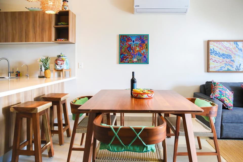 Kitchen or kitchenette, Seating area, Dining area