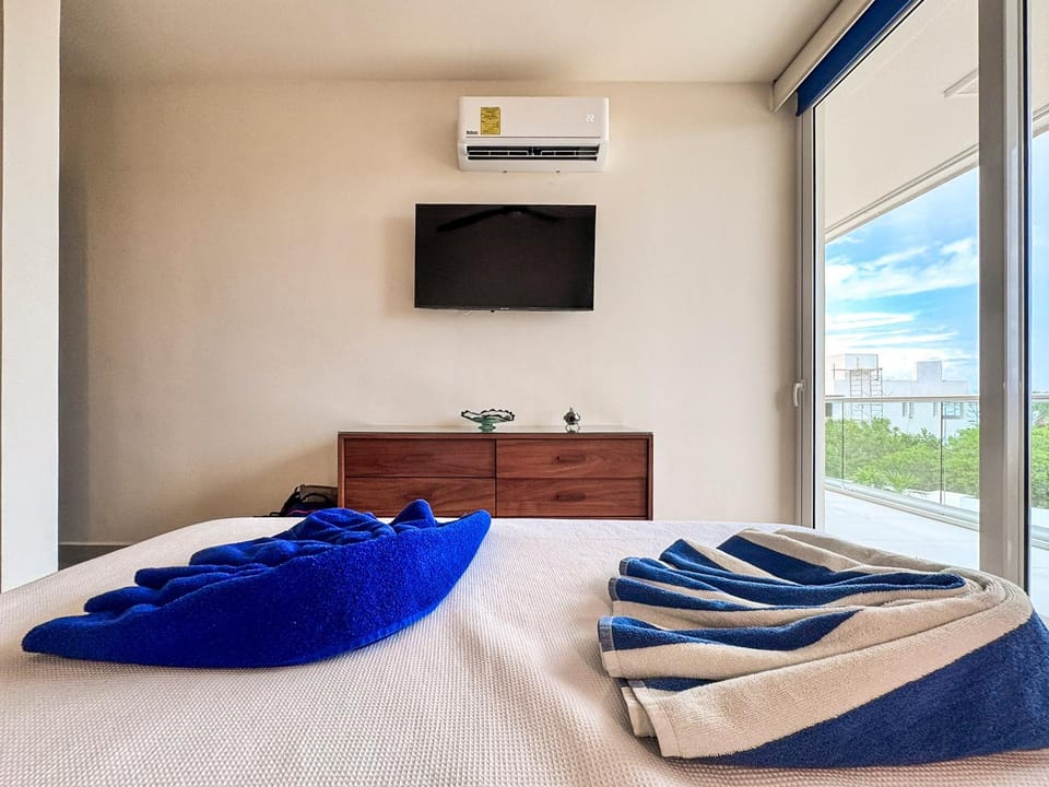 Bed, TV and multimedia, Balcony/Terrace, Photo of the whole room, Bedroom, Sea view, towels, air conditioner