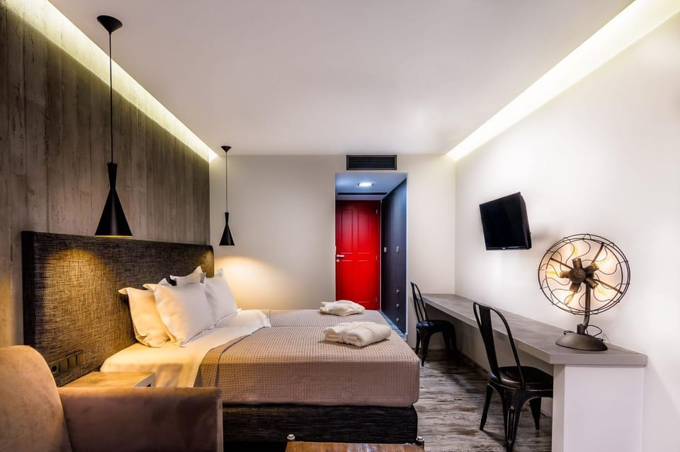 Bed, TV and multimedia, Seating area