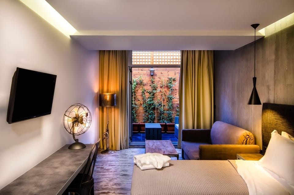 Bed, TV and multimedia, Seating area