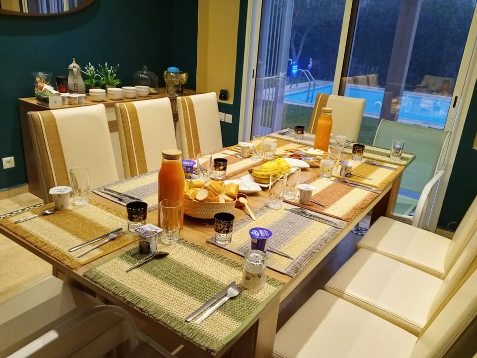 Swimming pool, Breakfast
