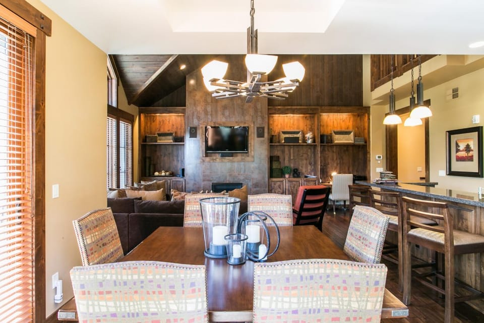 Village Walk - Private Hot Tub, HOA Amenities, Pet Friendly, Walk to Lifts! House in Northstar Drive