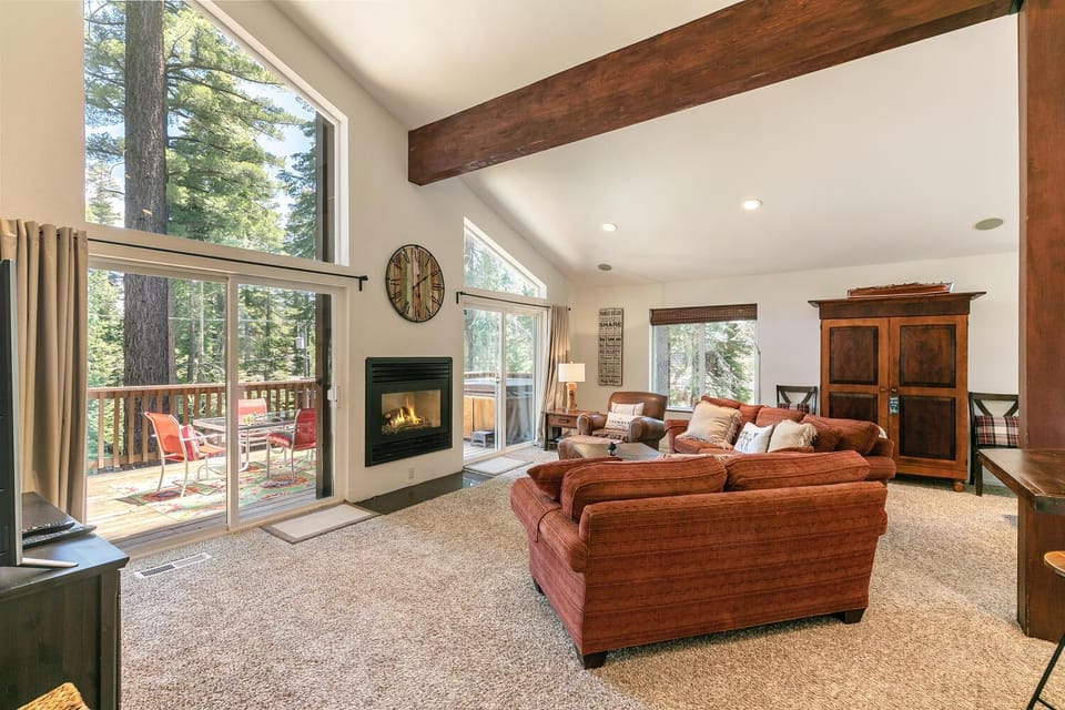 Wolf Den - Bright Open Concept 3 Bedroom- Hot Tub, Pet-Friendly, Minutes from Skiing! House in Lake Tahoe