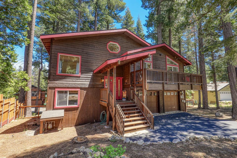 Wolf Den - Bright Open Concept 3 Bedroom- Hot Tub, Pet-Friendly, Minutes from Skiing! House in Lake Tahoe