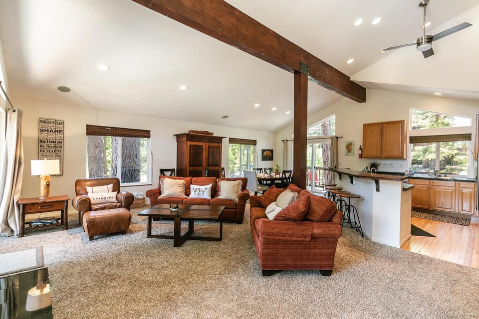 Wolf Den - Bright Open Concept 3 Bedroom- Hot Tub, Pet-Friendly, Minutes from Skiing! House in Lake Tahoe