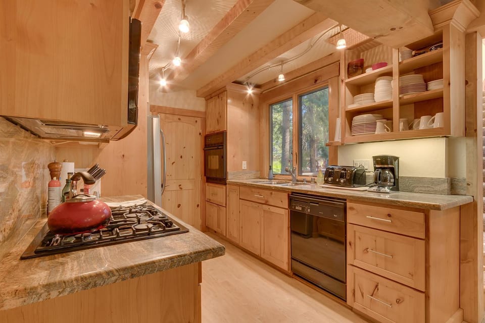 West Pine Cabin on the West Shore by Tahoe Getaways - 2 BR w 2 Bonus Rooms, Hot Tub, Pool Table & Pet Friendly Cabin in Tahoe City