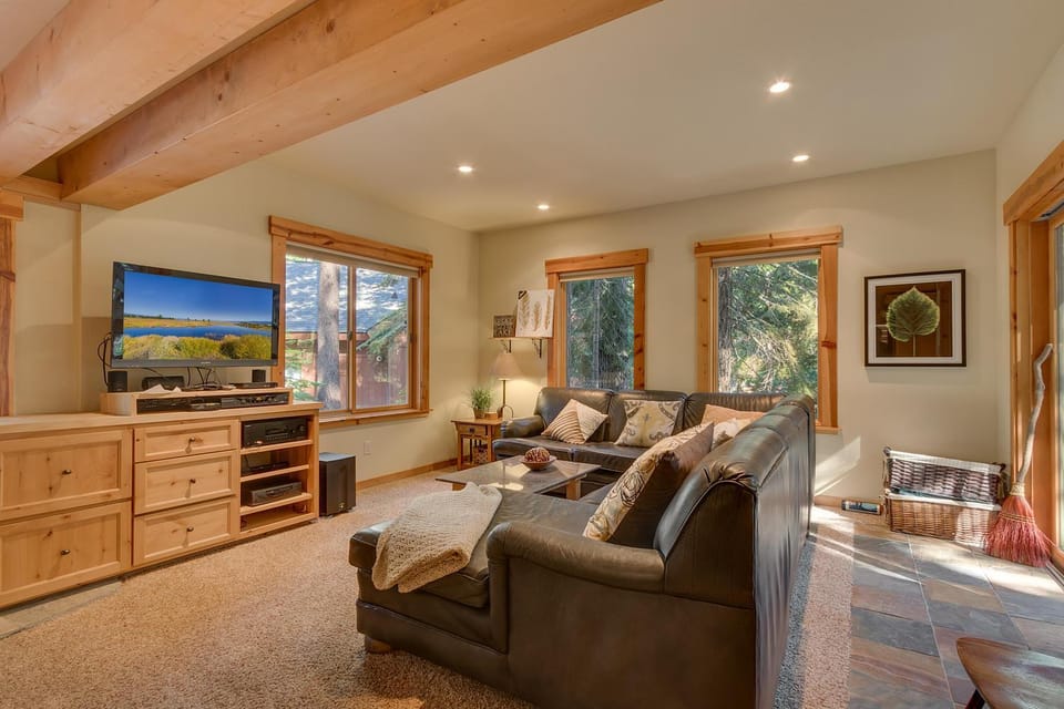 West Pine Cabin on the West Shore by Tahoe Getaways - 2 BR w 2 Bonus Rooms, Hot Tub, Pool Table & Pet Friendly Cabin in Tahoe City