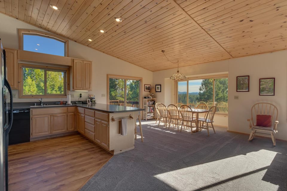 Stockholm - Beautiful Views in Tahoe Donner - Private Hot Tub - Pet Friendly House in Truckee