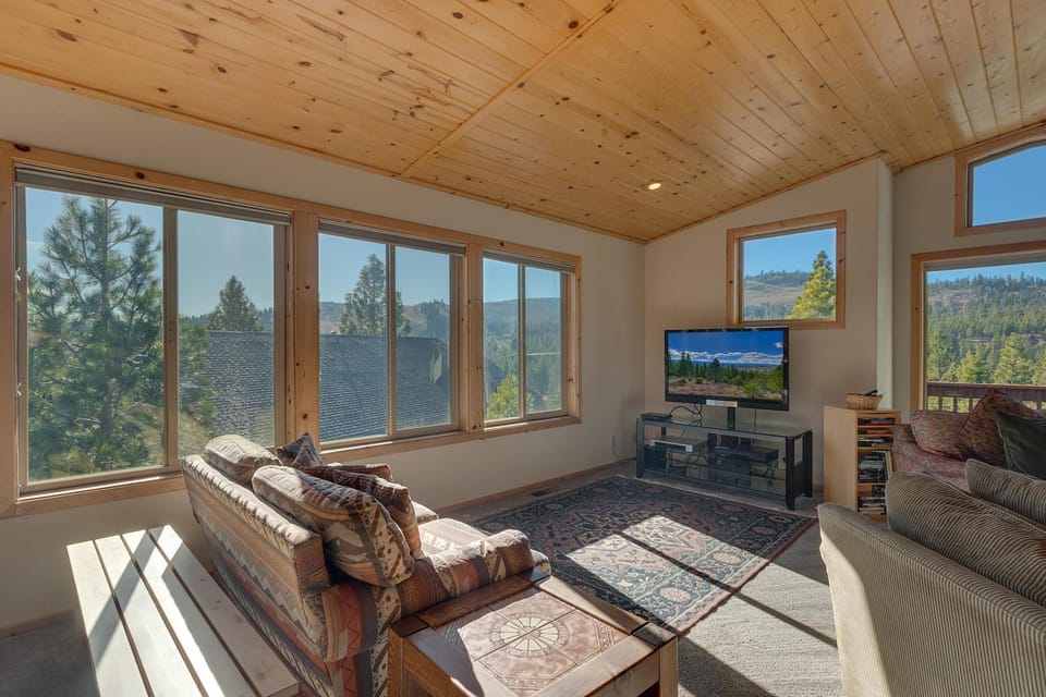 Stockholm - Beautiful Views in Tahoe Donner - Private Hot Tub - Pet Friendly House in Truckee