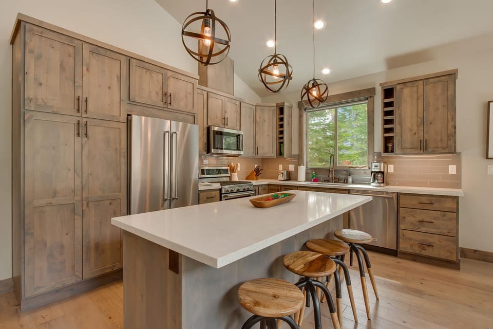 Sunrise Abode at Tahoe Donner - Luxurious New Build, Soaking Tub, HOA Amenities House in Truckee