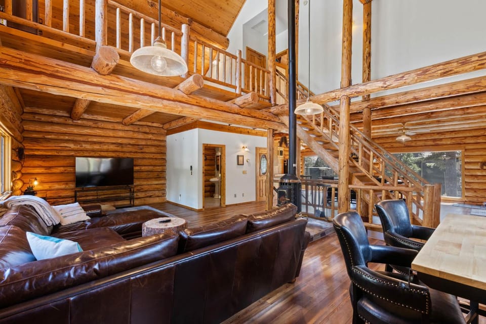 Tahoe Wanderer - 3 BR Luxury Log Cabin with Additional Loft, Private Hot Tub Cabin in Tahoe Vista