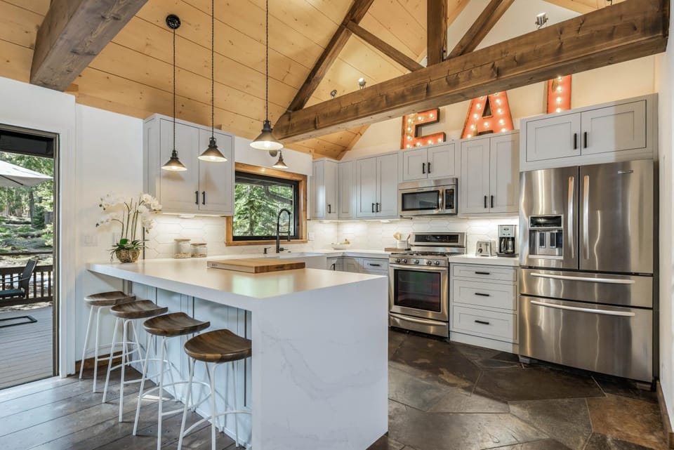 Timber Grove at Tahoe Park - Gorgeous 4BR Cabin - Tahoe Park HOA, Pets OK, Near Skiing Cabin in Tahoe City