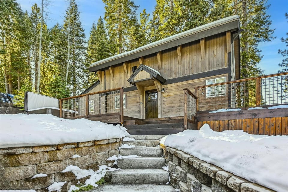 Granlibakken Getaway by Tahoe Getaways - West Shore Retreat-Central Location-Hot Tub-Dog Considered-Near Skiing House in Tahoe City