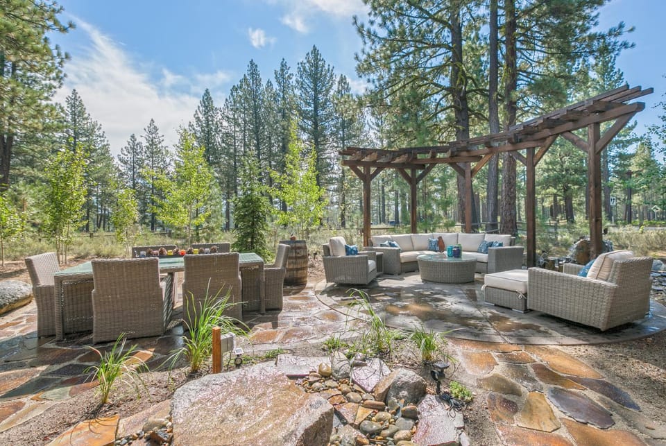First Light Farmhouse- Hot Tub- Gourmet Kitchen- Premier Neighborhood House in Truckee