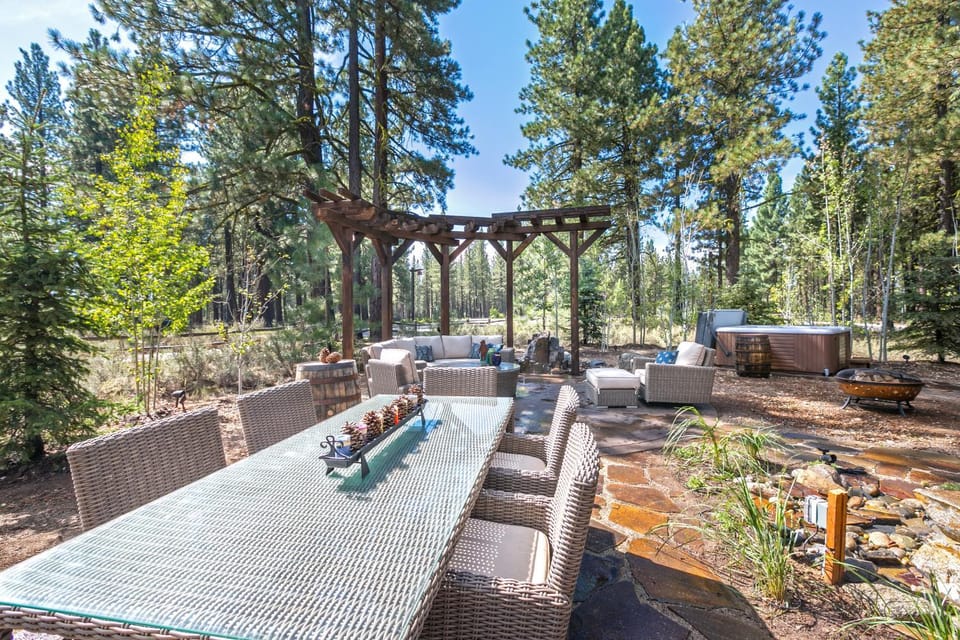 First Light Farmhouse- Hot Tub- Gourmet Kitchen- Premier Neighborhood House in Truckee