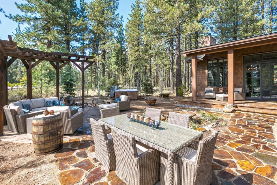 First Light Farmhouse- Hot Tub- Gourmet Kitchen- Premier Neighborhood House in Truckee