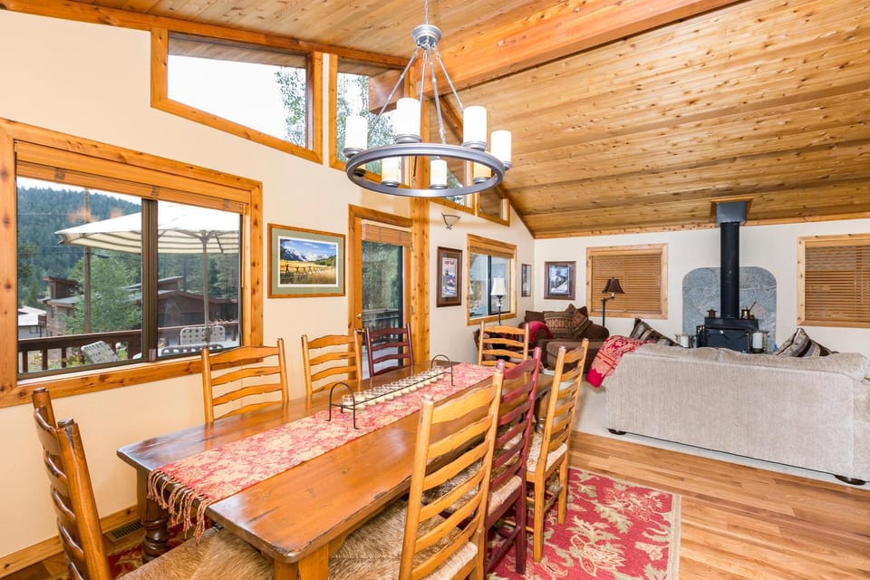 Victory Place at Palisades - Stunning 5 BR with Private Hot Tub and Pool Table House in Palisades Tahoe (Olympic Valley)