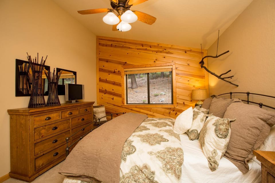 St Bernard at Tahoe Donner Remodeled 3BR - Private Hot Tub and Gym and Pool Access House in Truckee