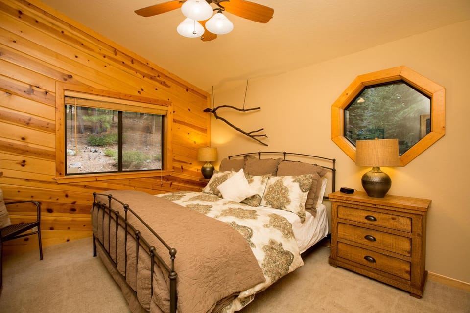 St Bernard at Tahoe Donner Remodeled 3BR - Private Hot Tub and Gym and Pool Access House in Truckee