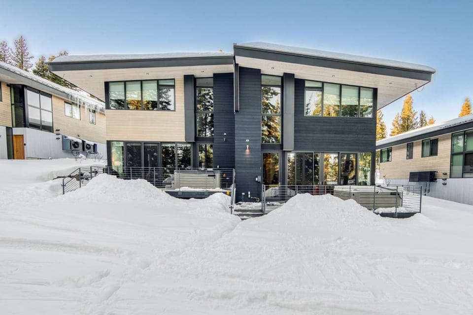 Stellar Ski-in Ski-out Townhouse 8 - Luxury 3 BR w Private Hot Tub and Gym and Pool Access House in Sierra Nevada