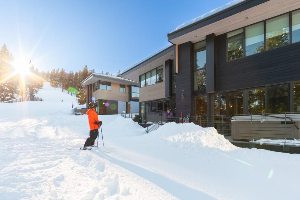 Stellar Ski-in Ski-out Townhouse 8 - Luxury 3 BR w Private Hot Tub and Gym and Pool Access House in Sierra Nevada