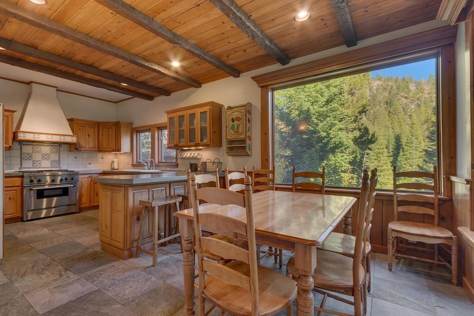 Swiss Chalet-Palisades, 6 BR, Hot Tub, Pets Ok, Ski Shuttle! House in Palisades Tahoe (Olympic Valley)