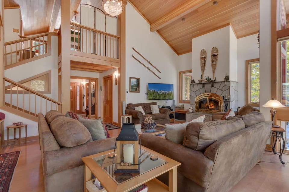 Creek Side- 4 Primary Suites, Hot Tub, Shuttle to Slopes, Pet Friendly House in Sierra Nevada