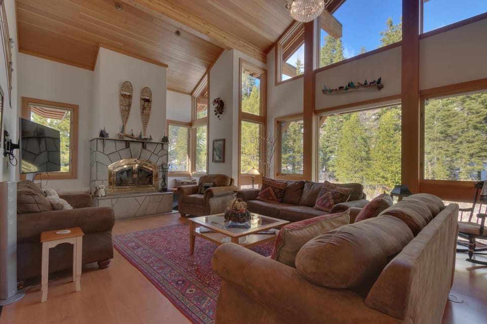 Creek Side- 4 Primary Suites, Hot Tub, Shuttle to Slopes, Pet Friendly House in Sierra Nevada
