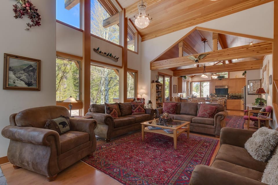 Creek Side- 4 Primary Suites, Hot Tub, Shuttle to Slopes, Pet Friendly House in Sierra Nevada