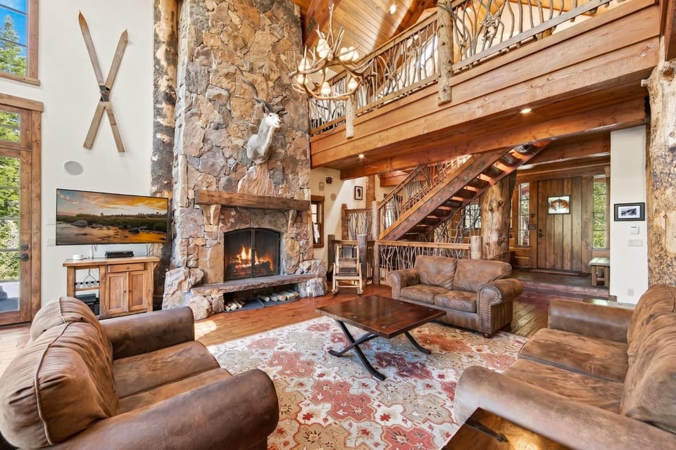 Bullshead Lodge- Luxury Estate, 4 Acres on River, Hot Tub, Minutes from the Slopes & Dog Ok! House in Sierra Nevada