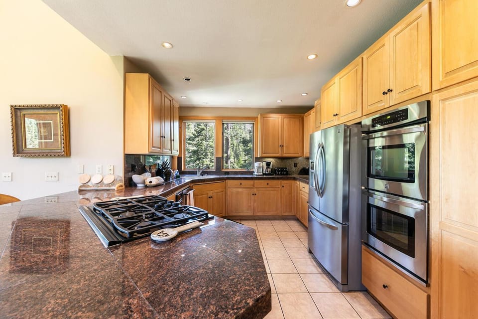 Eagles Nest by Tahoe Getaways - Pet Friendly with Hot Tub, Pool Table & Shuttle to Slopes House in Sierra Nevada