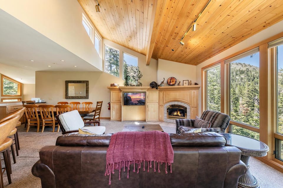 Eagles Nest by Tahoe Getaways - Pet Friendly with Hot Tub, Pool Table & Shuttle to Slopes House in Sierra Nevada