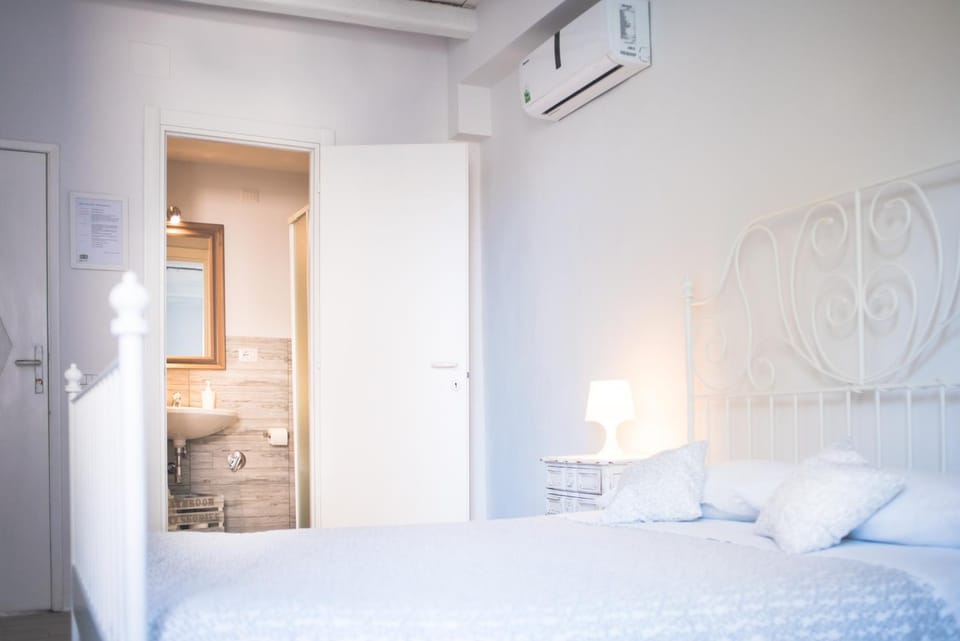 Bathroom, Photo of the whole room, air conditioner