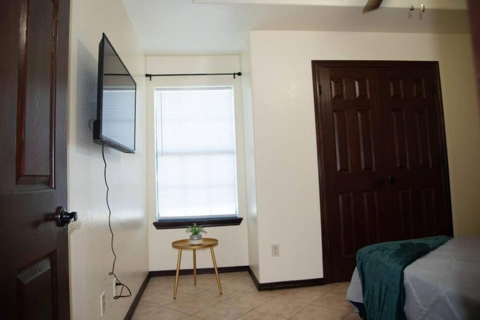 Modern 2 bed 2-bath next to University UTRGV Apartment in Edinburg