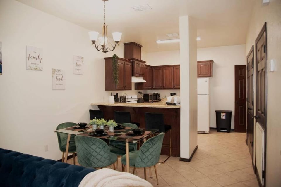 Modern 2 bed 2-bath next to University UTRGV Apartment in Edinburg