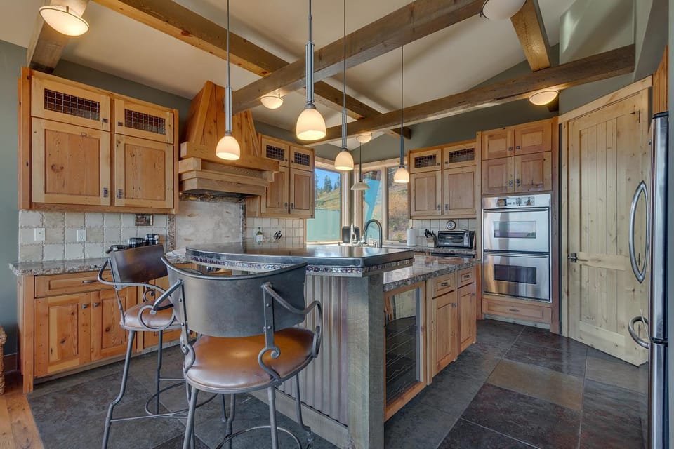 Grand Vista Lodge by Tahoe Getaways - 5 BR with Stunning Views, Pool Table, Private Hot Tub & HOA Pool! House in Truckee