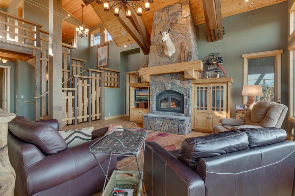 Grand Vista Lodge by Tahoe Getaways - 5 BR with Stunning Views, Pool Table, Private Hot Tub & HOA Pool! House in Truckee