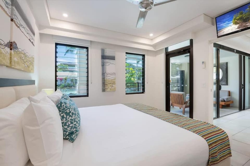 Swim-out Tropical Getaway by Four Mile Beach Apartment in Port Douglas