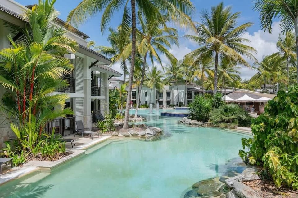Swim-out Tropical Getaway by Four Mile Beach Apartment in Port Douglas
